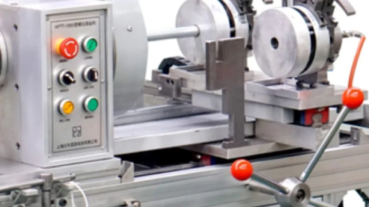 Pipe thread-rolling machine used for cold-forming external threads